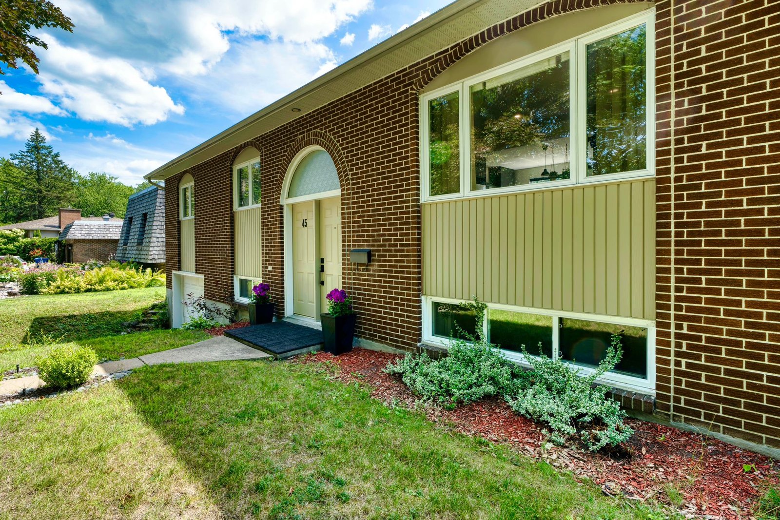 Front view of bungalow for sale in Candiac