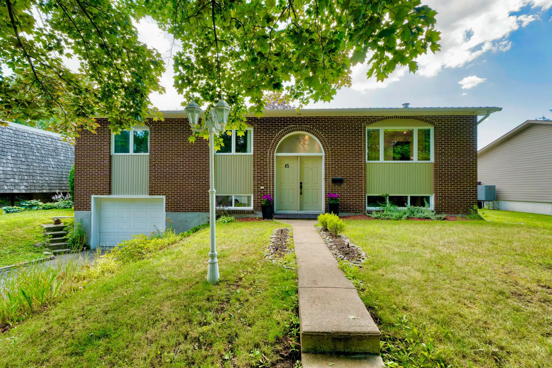 Faced of bungalow for sale in Candiac