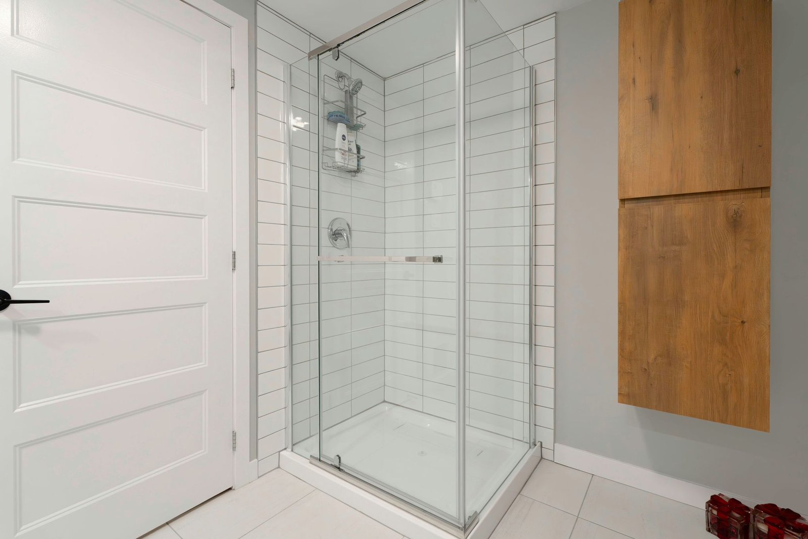 Shower in the basement with access to the pool