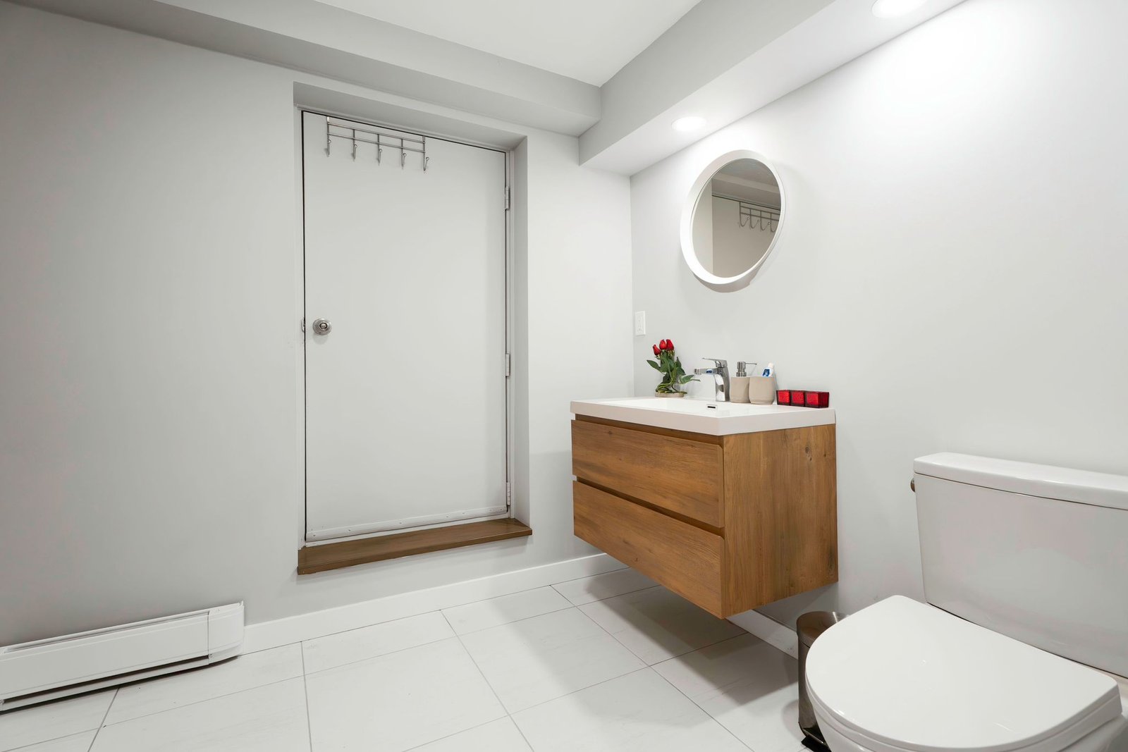 Bathroom in basement with access to the pool of bungalow